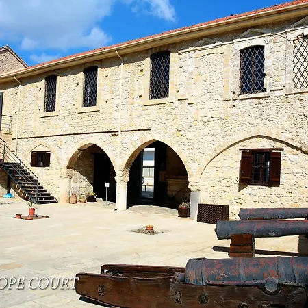 Апартаменти Penelope Court 102 *