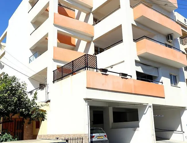 Апартаменти Penelope Court 102 *