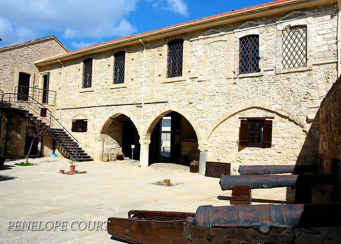 Апартаменти Penelope Court 102 *